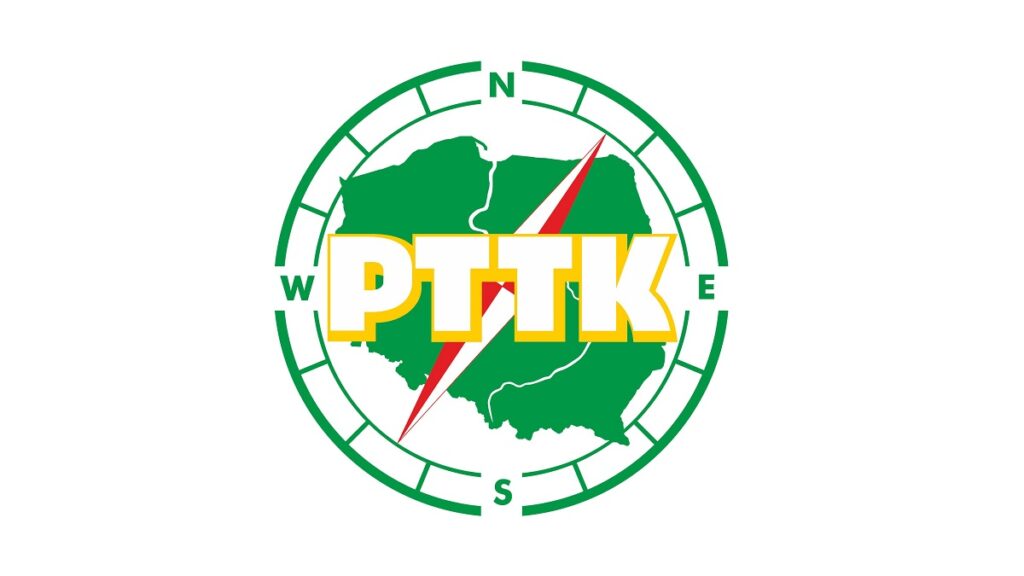 Logo PTTK. Zielony okrąg (busola) w który wpisana jest mapa Polski wraz z napisem PTTK