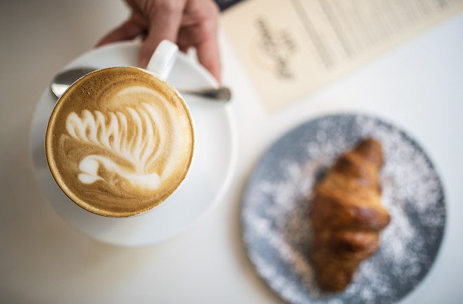 Kawa i croissant w kawiarni Parzona