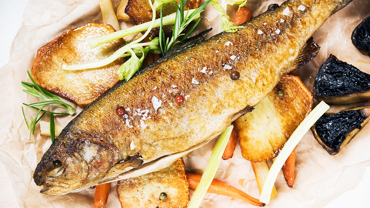 Pieczona ryba na warzywach sezonowych