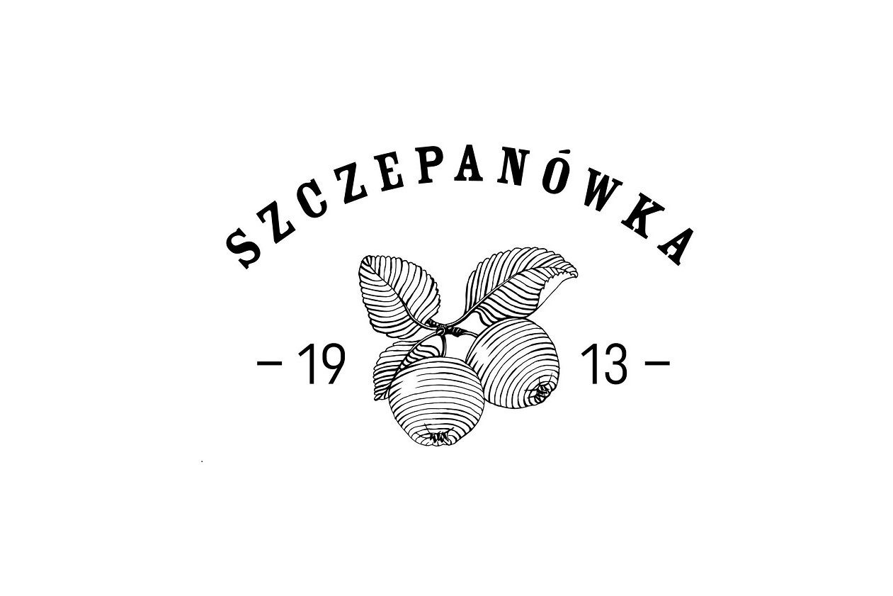 Logo Gospodarstwa Ogrodniczego Szczepanówka. Dwa jabłka na gałęzi narysowane jakby ołówkiem wpisane w rok 1913. Nad nimi napis: Szczepanówka.