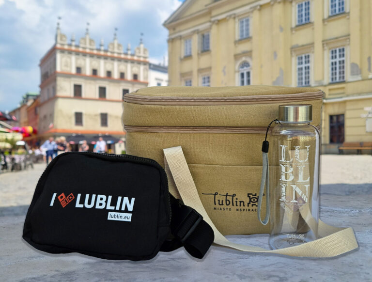 Zdjęcie gadżetów - czarna nerka z napisem "I love Lublin" i torba termiczna na piknik z butelką na wodę.