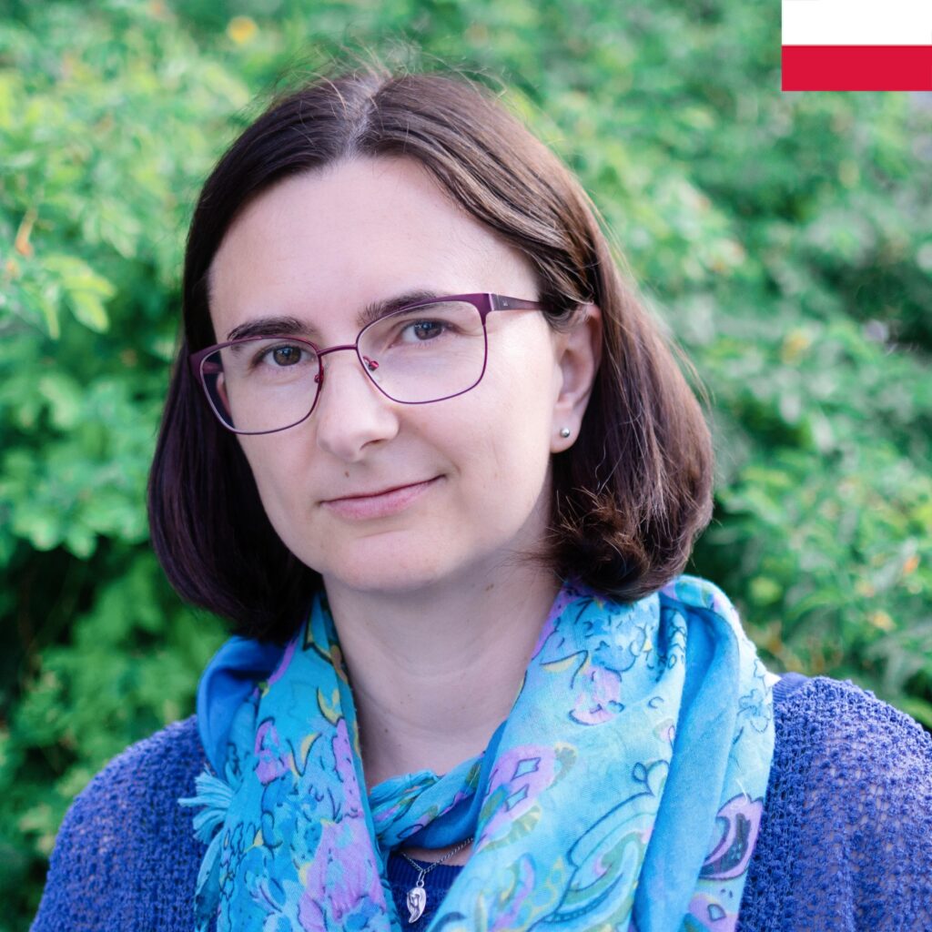 Portretowe zdjęcie kobiety. W prawym górnym rogu ikona biało-czerwona flaga Polski