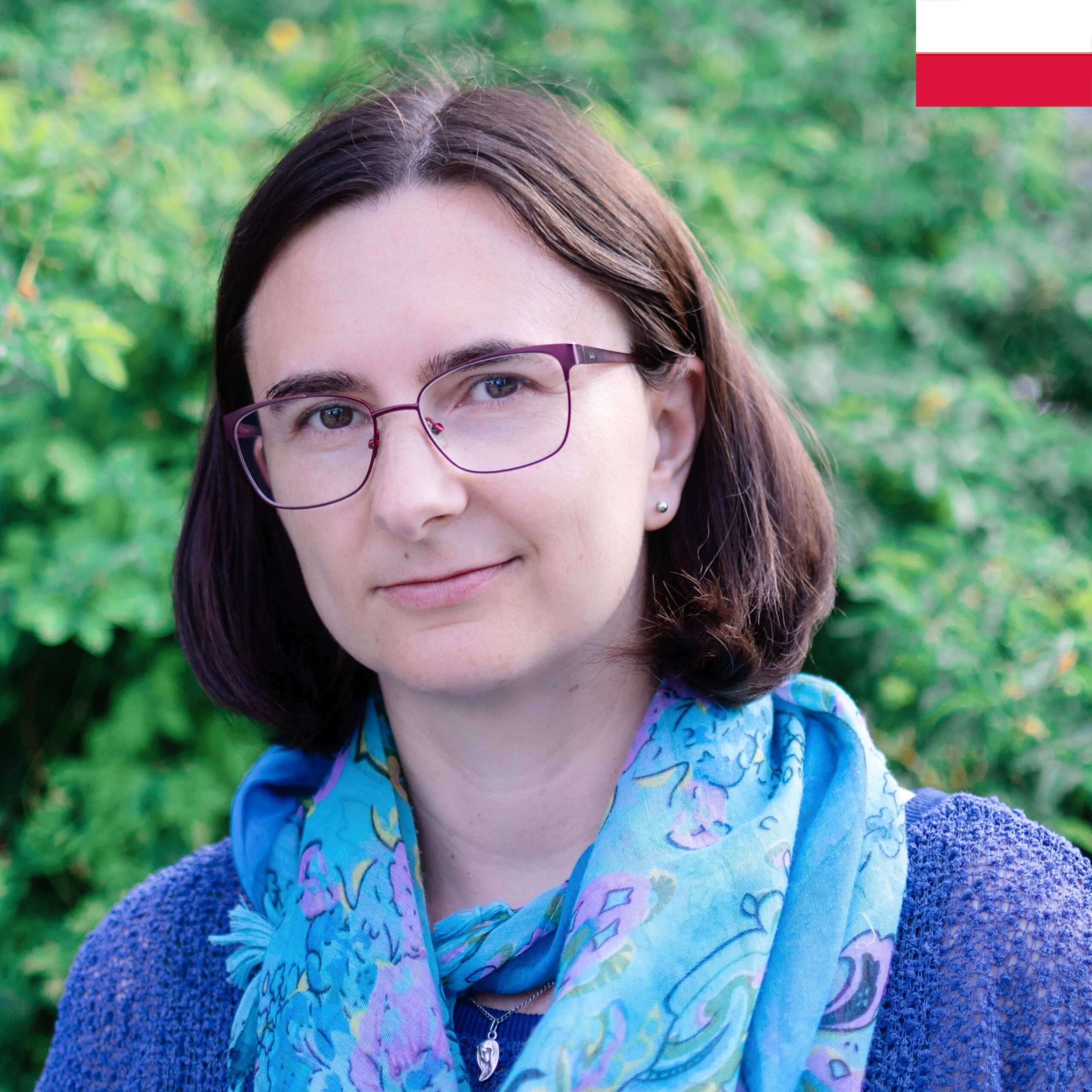 Portretowe zdjęcie kobiety. W prawym górnym rogu ikona biało-czerwona flaga Polski