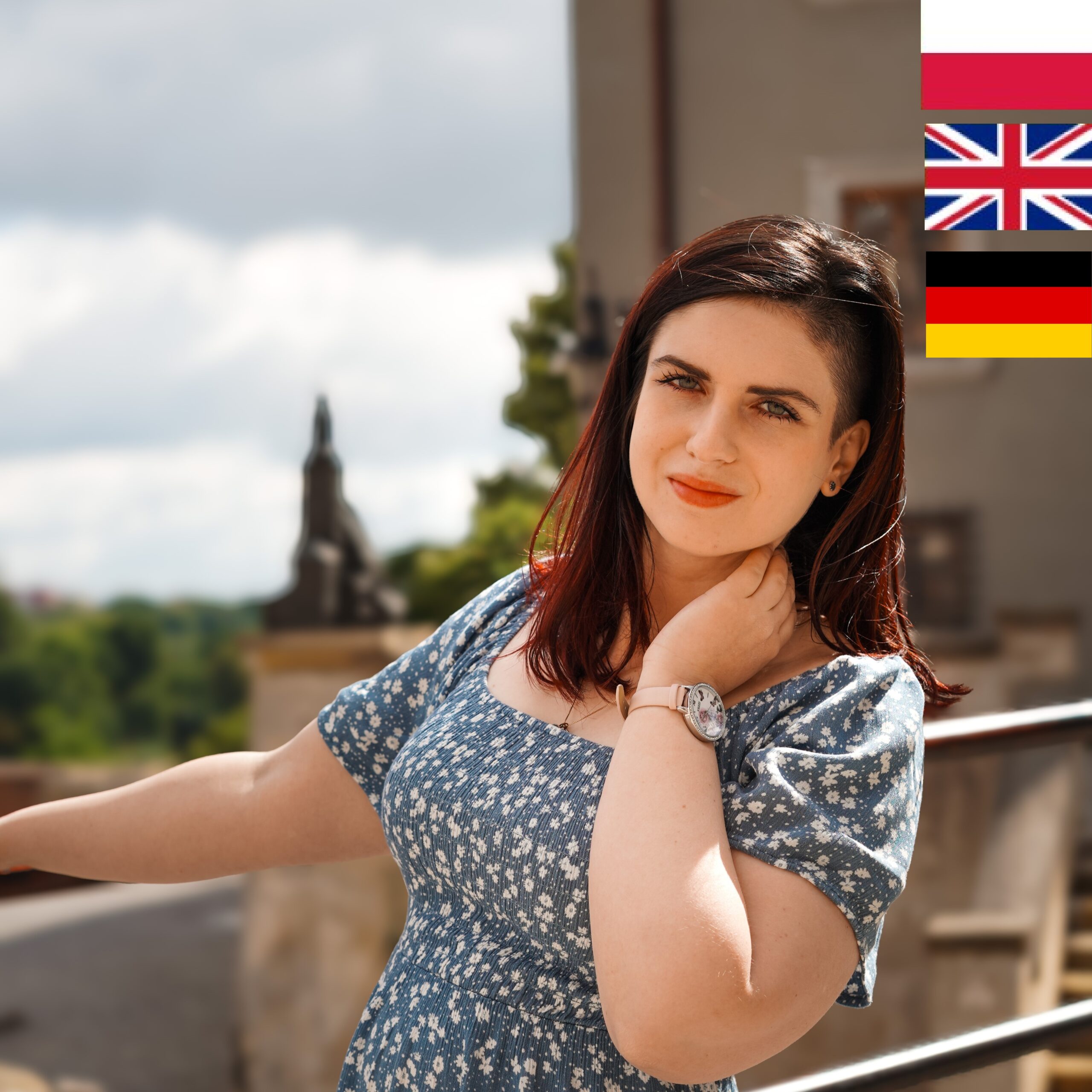 Portretowe zdjęcie kobiety. W prawym górnym rogu ikona biało-czerwona flaga Polski, flaga Wielkiej Brytanii, flaga Niemiec