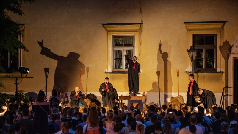 Scena wieczorem - aktorzy w togach odgrywają scenę z legendy o sądzie diabelskim