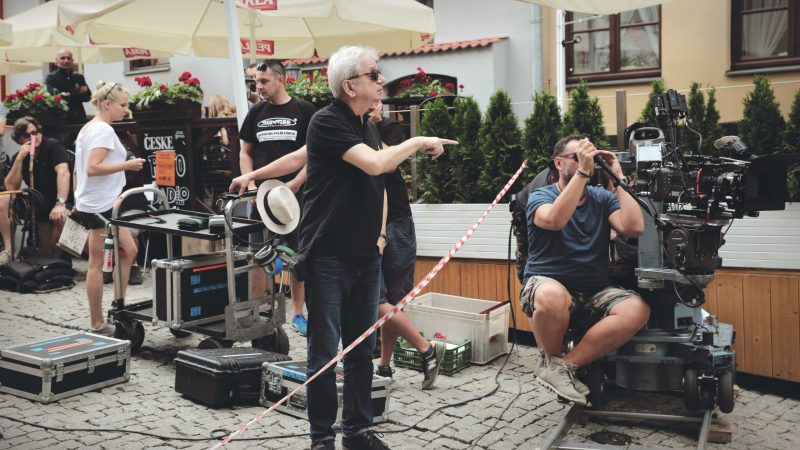 Scena kręcenia filmu na Starym Mieście w Lublinie, widoczny reżyser oraz operator kamery